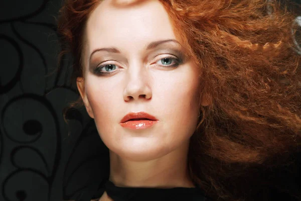 Redhair nő, kreatív frizura — Stock Fotó