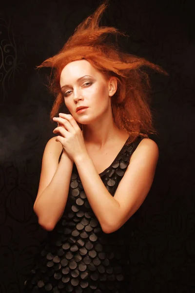 Redhair žena s kreativní účes — Stock fotografie