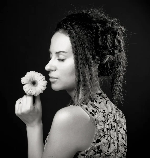 Portrait de jolie jeune femme aux cheveux bouclés. — Photo