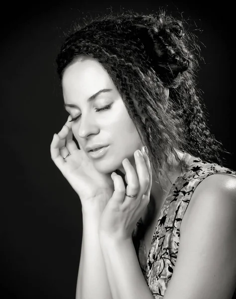 Portrait de jolie jeune femme aux cheveux bouclés. — Photo