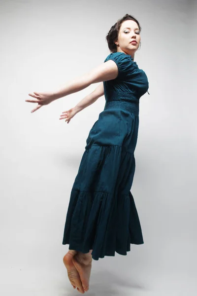 Joven encantadora hembra en vestido azul — Foto de Stock