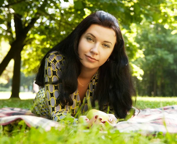 Beautiful young woman reading outdoor — Stock Photo, Image