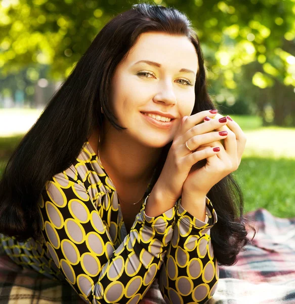 Femme posée sur l'herbe — Photo