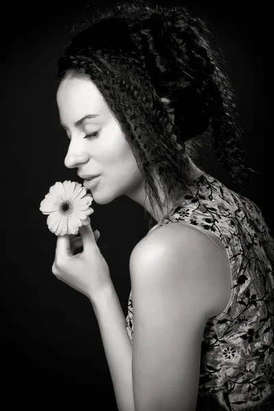 Portrait de jolie jeune femme aux cheveux bouclés. — Photo