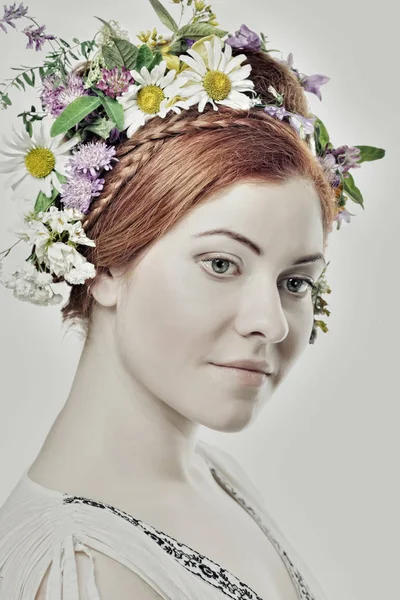 Woman with large hairstyle and flowers in her hair. — Stock Photo, Image