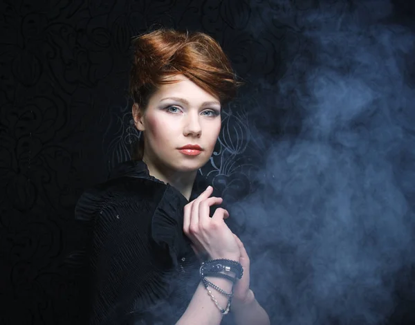 Молодая и сексуальная женщина в дыму — стоковое фото