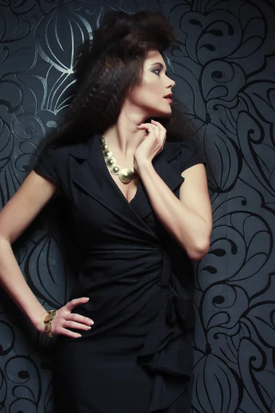 Модная женщина в черном платье. Снимок студии . — стоковое фото