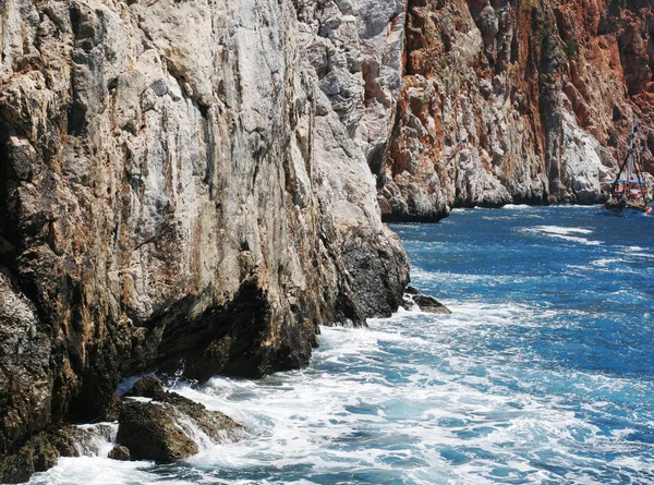 Roca, mar y olas en Turquía — Foto de Stock