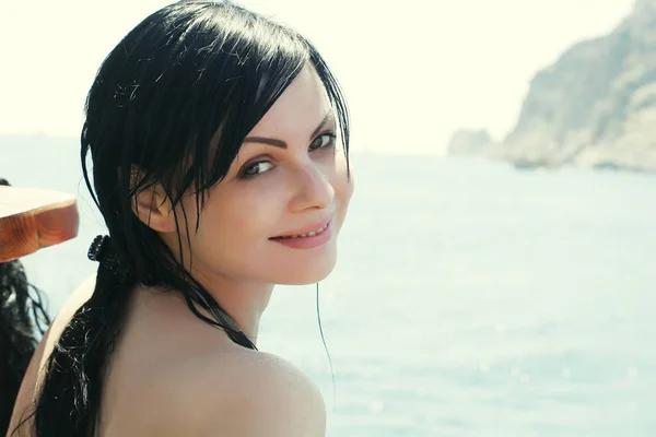 Lovely brunette woman at the sea — Stock Photo, Image