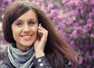 Güzel gülümseyen kız