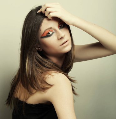 Parlak makyajlı güzel bir kadın.