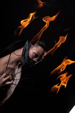 ateş gösterisi ile Asya adam