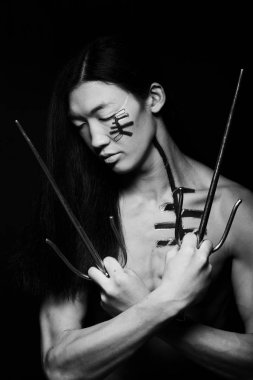 Asyalı çocuk silah ile