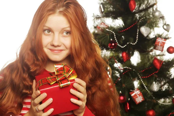 Mujer feliz con caja de regalo y árbol de Navidad — Foto de Stock