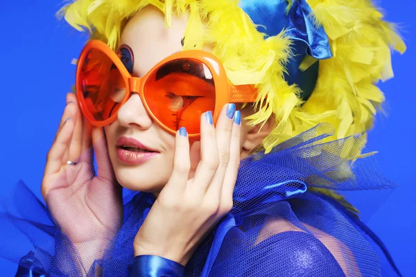 Žena s žlutými vlasy a carnaval brýle — Stock fotografie