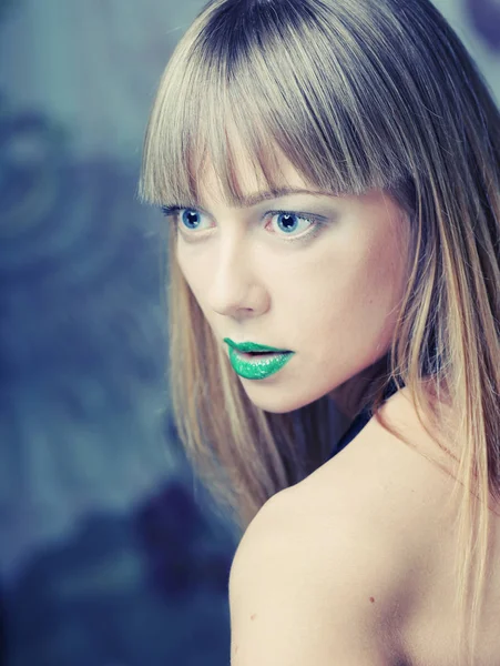 Model met groene lippen — Stockfoto