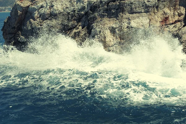 Рок, море і хвилі в Туреччині — стокове фото