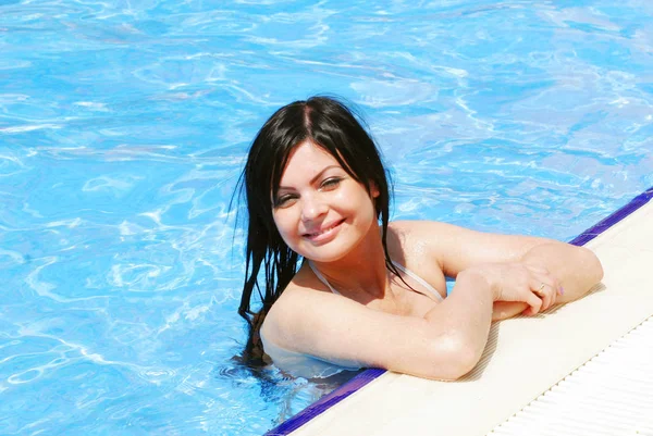Junge Frau im Pool — Stockfoto