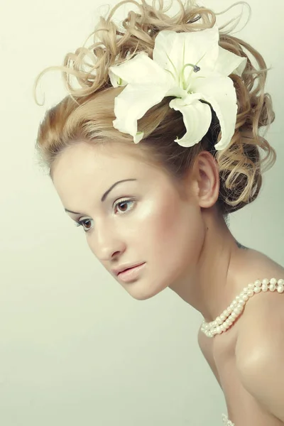 Ragazza con un fiore tra i capelli — Foto Stock