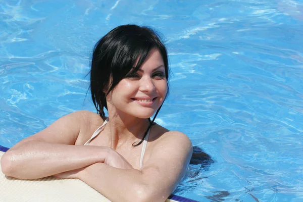 Junge sexy Frau im Pool — Stockfoto