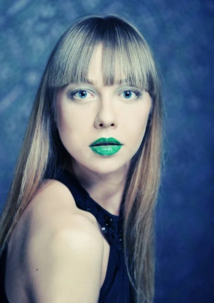 Modelo con labios verdes — Foto de Stock