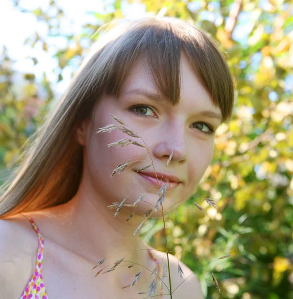 Summer time. young woman — Stock Photo, Image