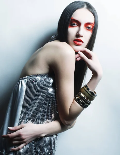 Modelo de moda mujer con rojo maquillaje — Foto de Stock