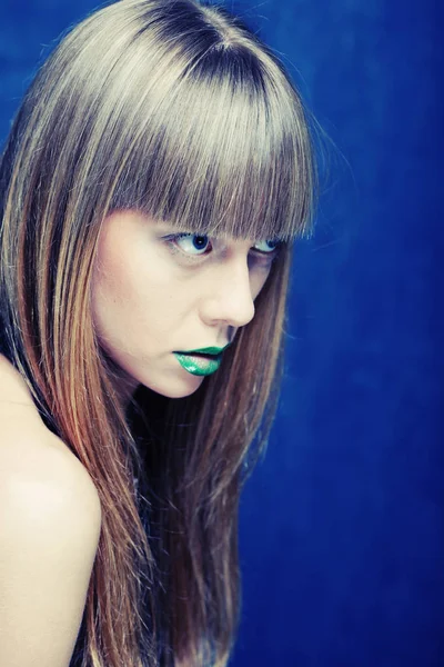 Modello con labbra verdi — Foto Stock