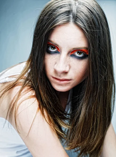 Jeune visage féminin avec maquillage multicolore mode lumineuse — Photo