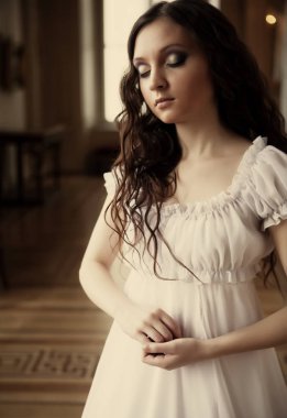 Beyaz elbiseli güzel genç Victoria Bayan portresi