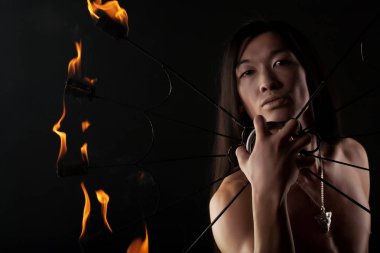 ateş gösterisi ile Asya adam