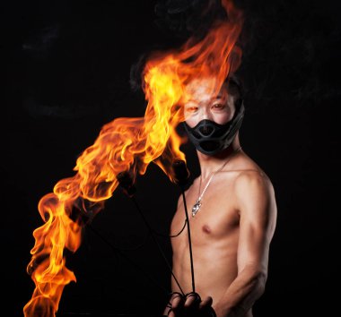 ateş gösterisi ile Asya adam