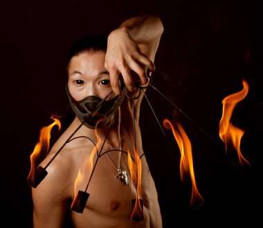 ateş gösterisi ile Asya adam