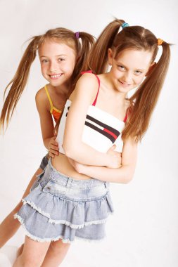 İki küçük sarışın kız 