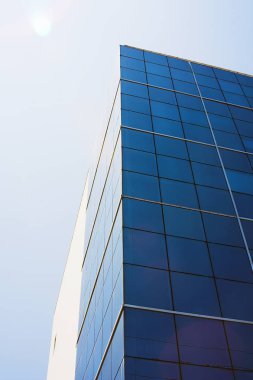 Kurumsal binalar soğuk tonları