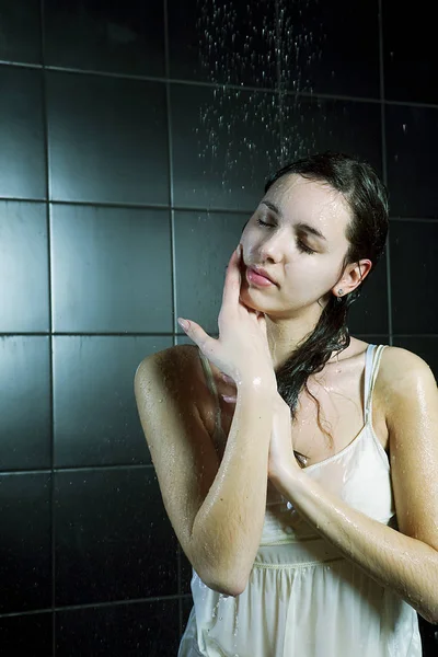 Meisje neemt een douche — Stockfoto