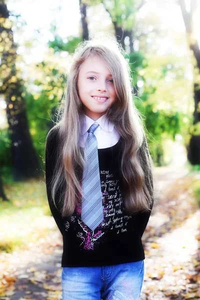 Pequena princesa loira em um parque — Fotografia de Stock