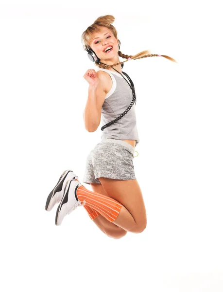 Прыгающая девушка в наушниках — стоковое фото