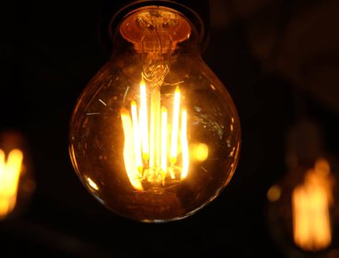 Mağazanın arka planında tavan lambaları