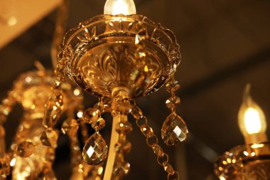 Mağazada tavan lambaları, avizeler