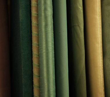 Kumaş ve tekstil ruloları depoda