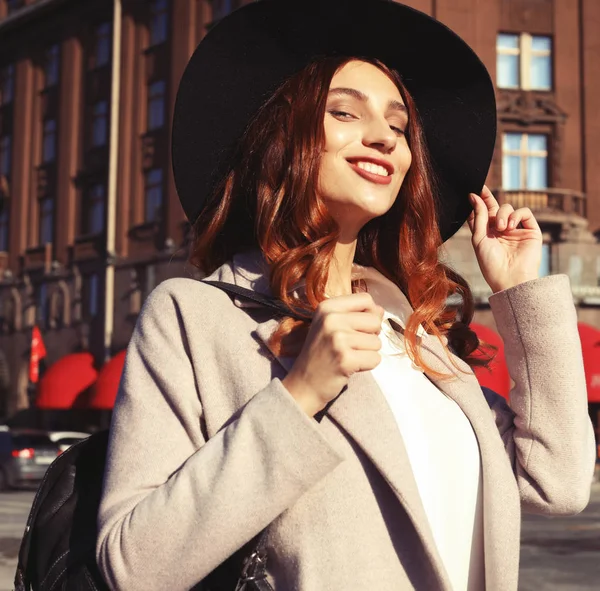 Modelo caminando en la calle de la ciudad europea . — Foto de Stock