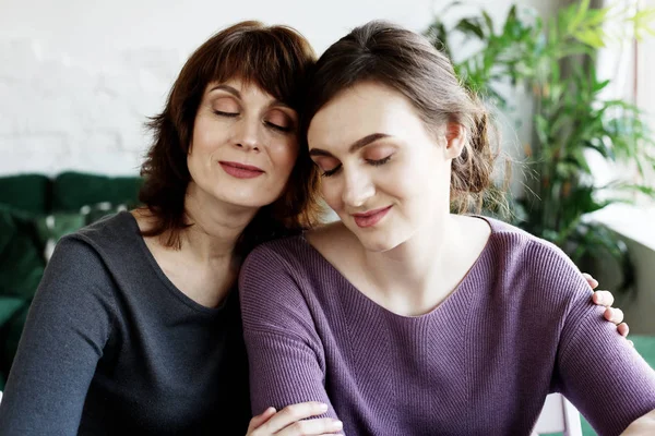 Feliz joven y su madre en casa, feliz familia —  Fotos de Stock