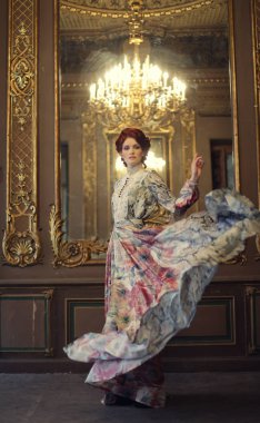 Saray odasında uçan elbisesi olan zarif bir kadın.