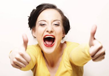 genç kız ile iki el başparmak kadar verir