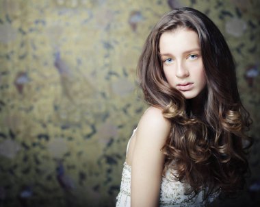 uzun kıvırcık saçlı genç kadın