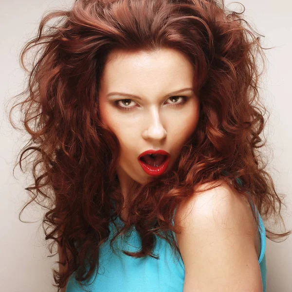 Mladý expresivní redhair žena — Stock fotografie