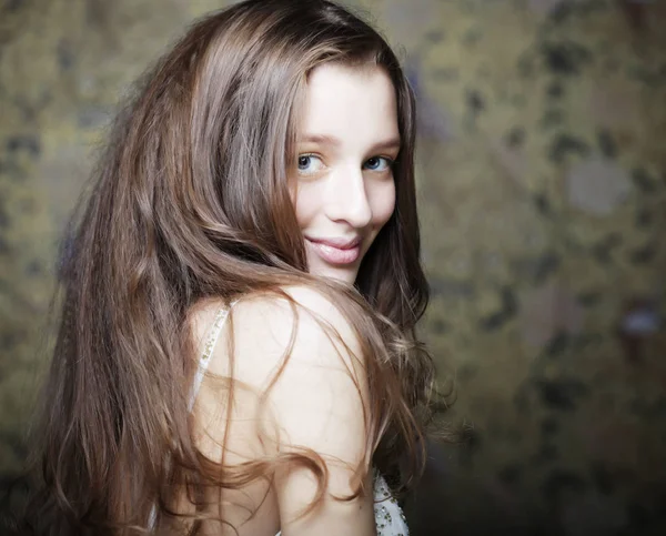 Młoda kobieta z długie kręcone włosy — Zdjęcie stockowe