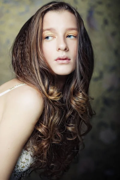 Jeune femme aux longs cheveux bouclés — Photo