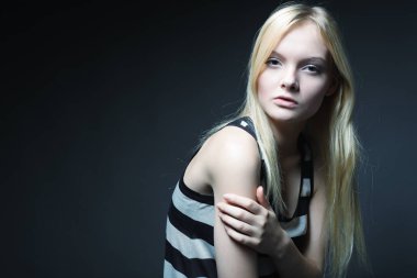 moda model stüdyoda poz